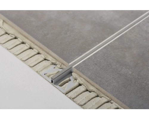 Närbild av en kakelprofil för att fästa golvplattor.