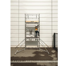 Rullställning med en person som klättrar på den.