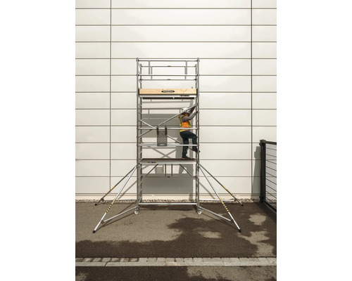 Rullställning med en person som klättrar på den.