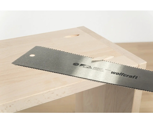 Handsåg av märket Wolfcraft vid sågning av trä