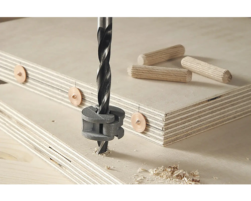 Tappborr i bruk med tappar och träplattor