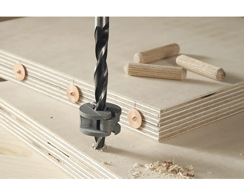 Tappborr med tappspetsar och trätappar på träskiva