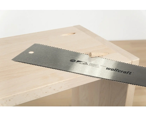 Wolfcraft handsåg som kapar ett trästycke