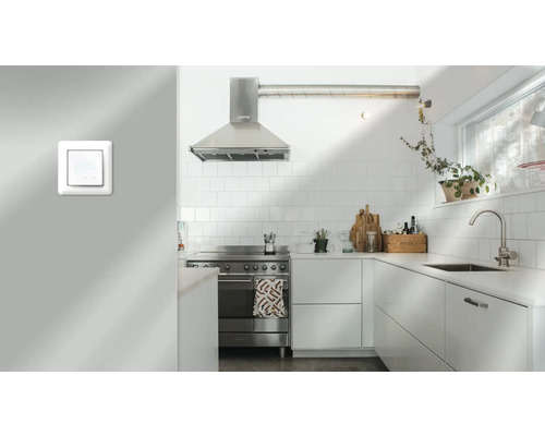 Modernt kök med temperaturregulator på väggen