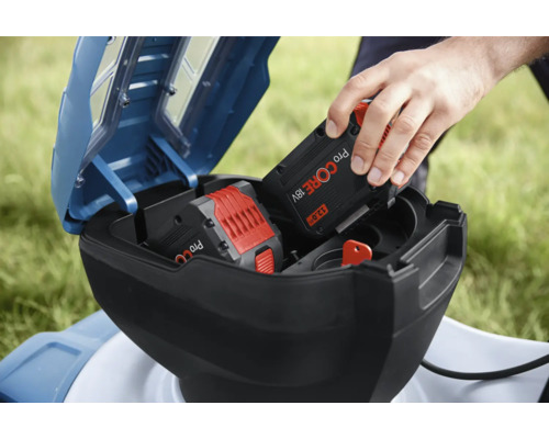 Sätta i ett batteri i en gräsklippare