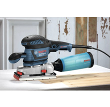 Bosch GSS 230 AVE slipmaskin med dammutsug på ett träbord