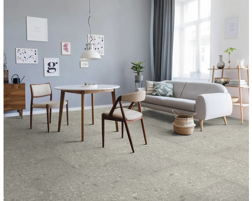 Vardagsrum med matbord, soffa och golvbeläggning