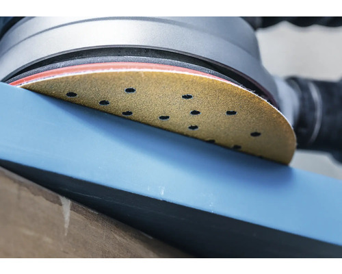 Slipmaskin slipar en träbit