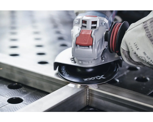 En vinkelslip bearbetar en bit metall.