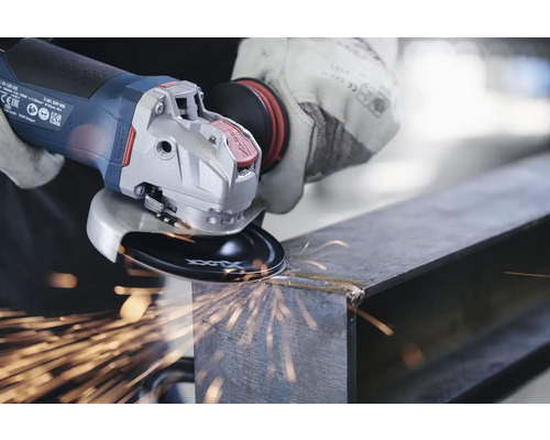 Sladdlös vinkelslip som bearbetar metall med gnistor