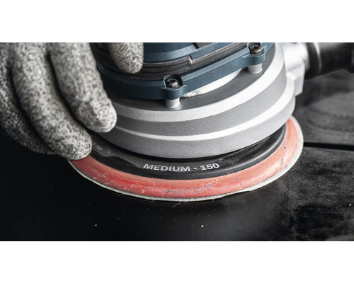 Slipmaskin med sandpapper korn 150 används