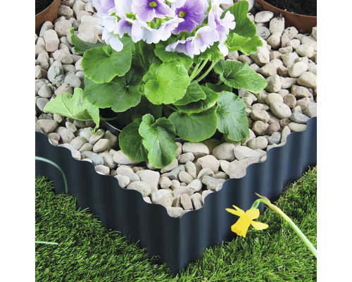 Kantstöd i plast med blommor och stenar