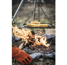 Grill med majskolvar över öppen eld och grillhandske