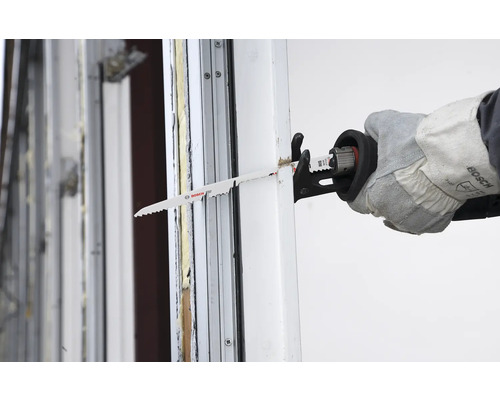 En person sågar ett arbetsstycke med en tigersåg.