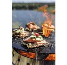 Grill täckt med mat som lax, avokado och tomater