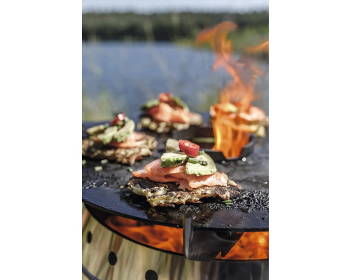 Grill täckt med mat som lax, avokado och tomater