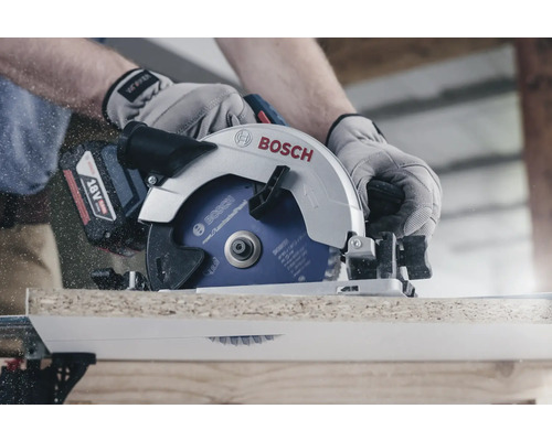 En handhållen cirkelsåg från Bosch sågar ett arbetsstycke.