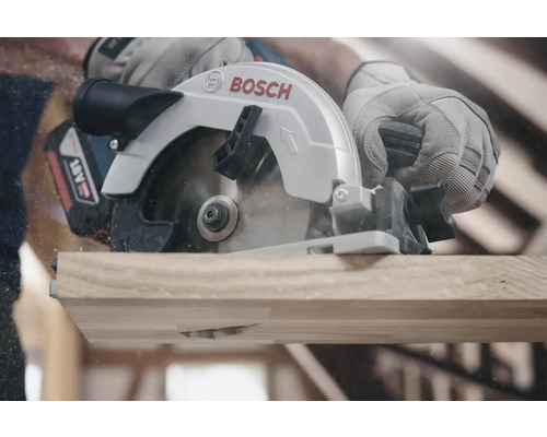 Batteridriven cirkelsåg som skär trä med Bosch-logotypen