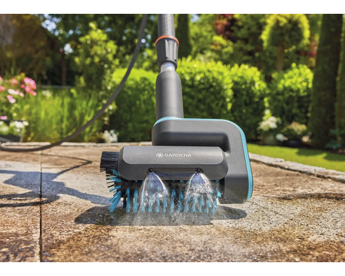Gardena AquaBrush terrassborste med vattenstråle för rengöring av stenytor
