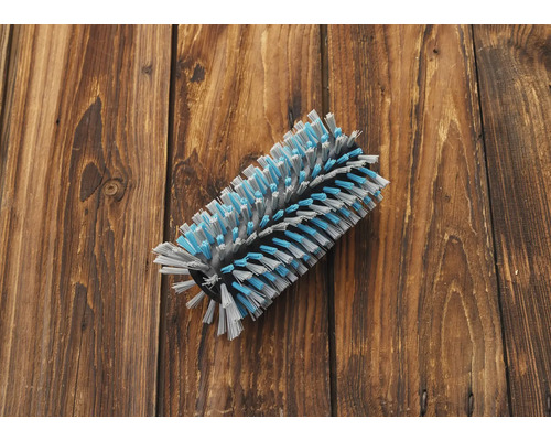 Borstrulle för rengöringsarbeten på träbakgrund