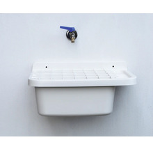 Diskbänk av plast med kran monterad på väggen