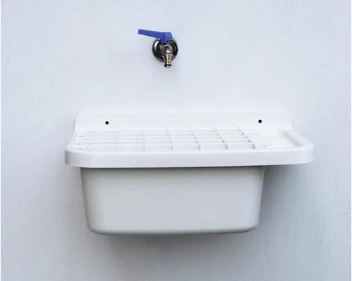 Diskbänk av plast med kran monterad på väggen