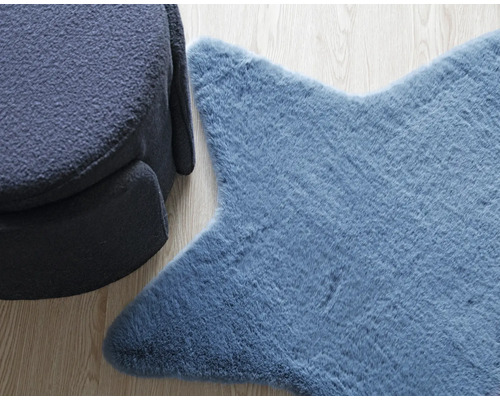 Stjärnformad matta i fuskpäls bredvid en fåtölj