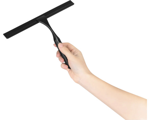 En hand håller en fönsterskrapa.