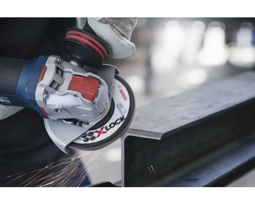 En person slipar en metallbit med en vinkelslip och gnistor uppstår.