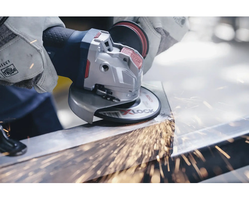 Användare slipar metall med en vinkelslip, gnistor flyger