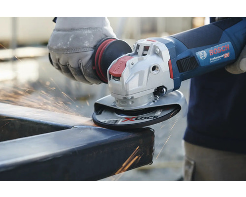 Enhandsvinkelslip slipar metall med gnistor