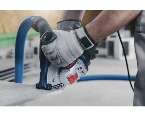 Man använder väggspårsfräs med dammutsug för att skära sten