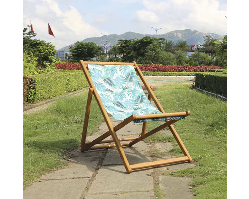 Träsolstol med bladmönster på gräsmatta