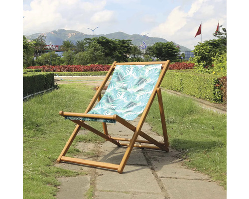 Träsolstol med tropiskt mönster i trädgården