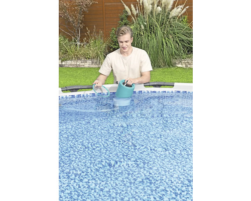 Man använder en håv för poolrengöring.