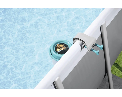 Poolytrennare vid poolkanten för rengöring av poolen