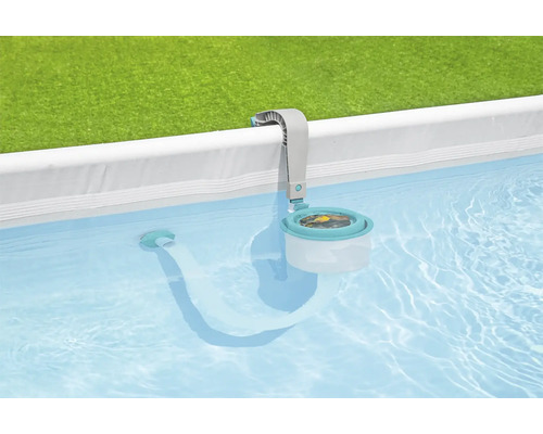 Ytskummare i poolen för rengöring av vattenytan