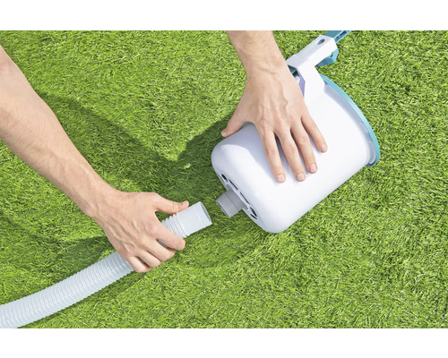 En person ansluter en slang till en filterpump för en pool.