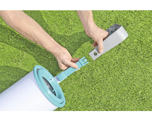 Man monterar poolstege på gräsmatta