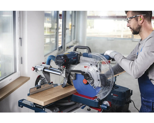 Gersågen skär en bit trä