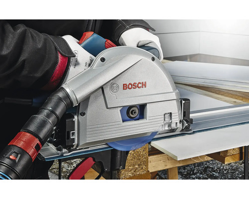 Bosch logotyp på en sänksåg som skär ett arbetsstycke.