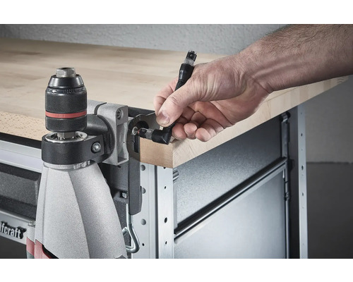 Wolfcraft Logo Borrmaskinhållare med hand på arbetsbänk