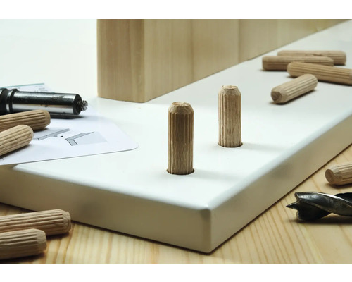 Träpluggar i ett arbetsstycke med verktyg