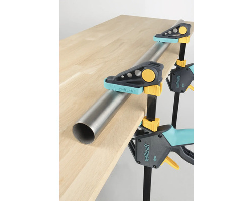 Wolfcraft karosseriklämmor fixerar arbetsstycke och rör på en bordsskiva.