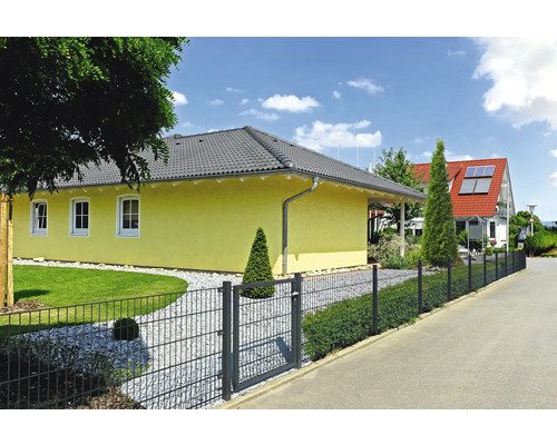 Utomhusvy av bostadshus med dubbeltrådsstängsel och trädgårdsgrind.