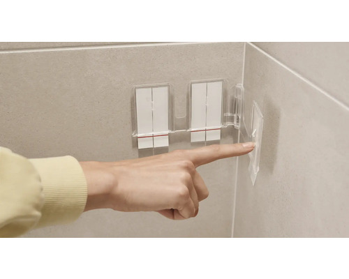 Dubbel aktiveringsmekanism för manöverpanel i badrum med hand