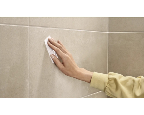 Rengöring av kakel med en trasa