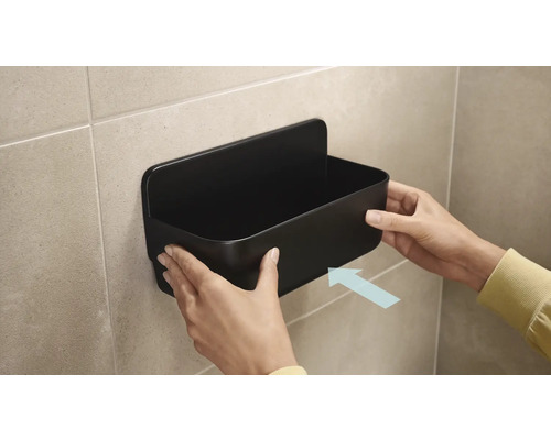 Vägghylla för badrumsförvaring fästs på väggen