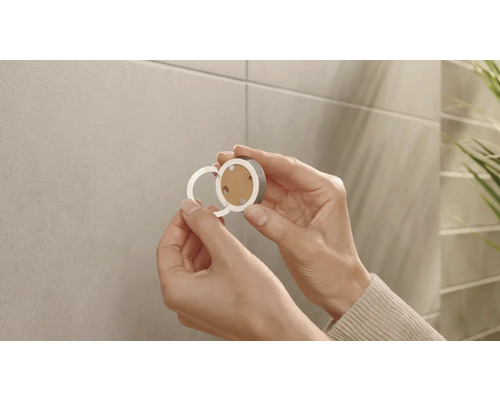 Händer håller magnetisk inspektionslucka för väggmontering