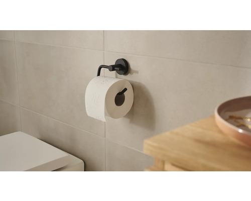 Toalettpappershållare i metall med en pappersrulle